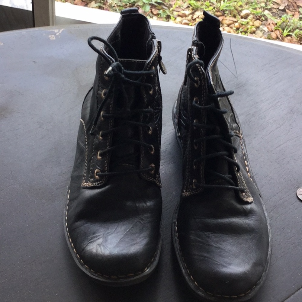 CLARK LOW RISE BOOTS VERY CUTE TIE AND ZIP BLACK